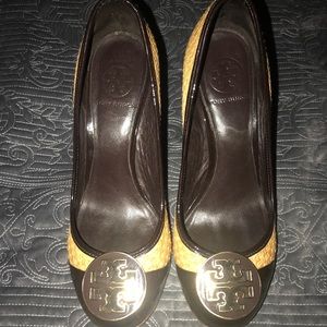 Tory Burch Maddie Rattan Brown Patent Pumps